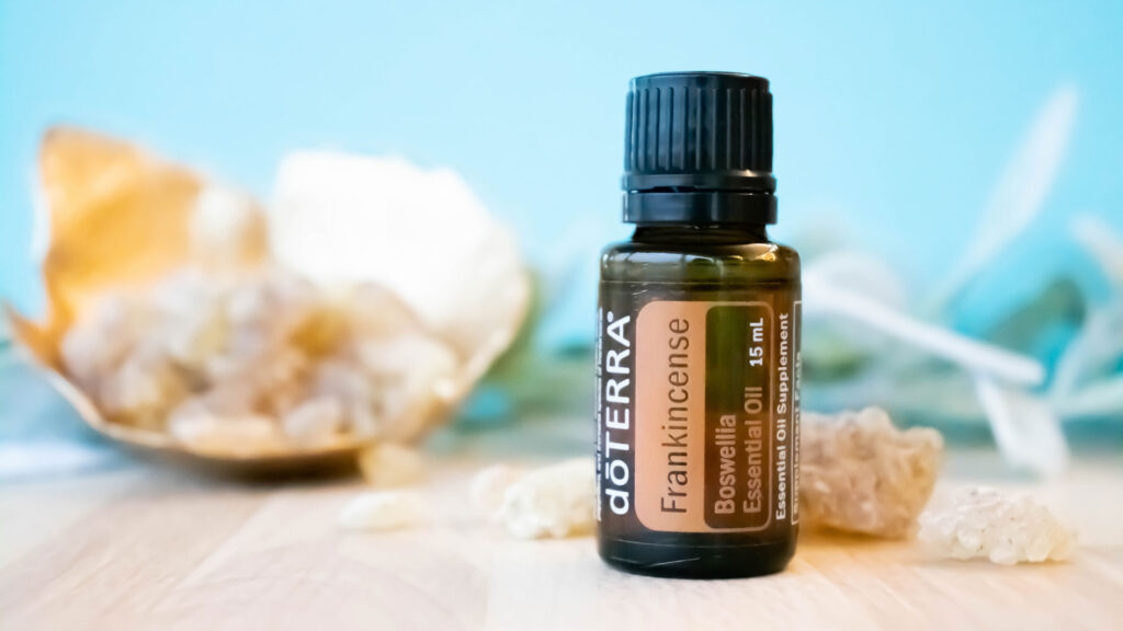 Флакон масла ладана dōTERRA и кусочки смолы