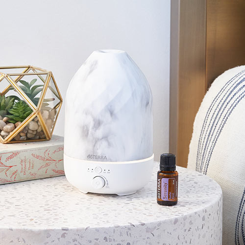 Смесь Серенити dōTERRA и диффузор на прикроватной тумбочке