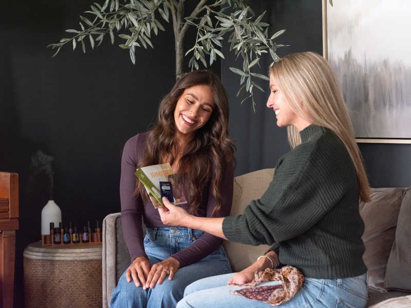 Две девушки рассматривают продукты dōTERRA