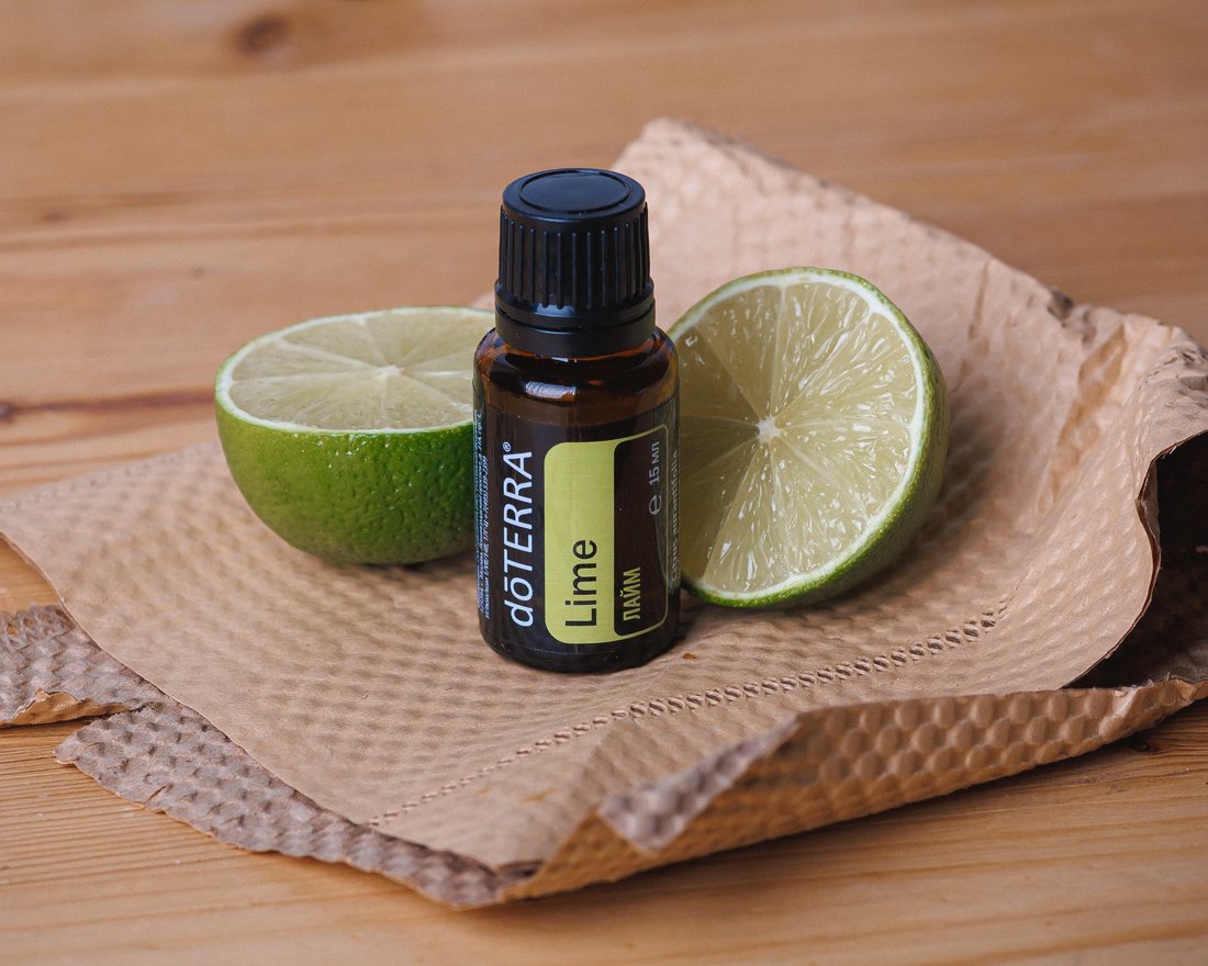 Эфирное масло лайма dōTERRA и половинки лайма