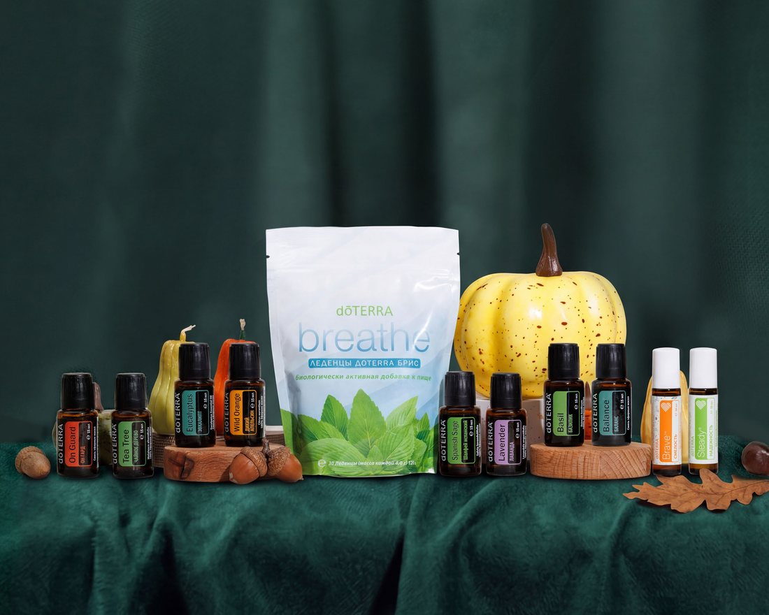 BOGO-набор dōTERRA с эфирными маслами на зелёном фоне