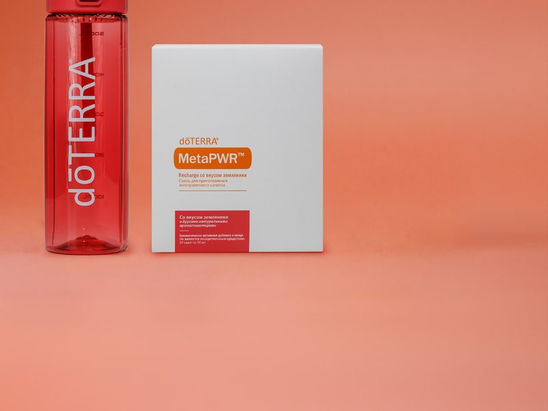 MetaPWR Recharge и красная бутылка dōTERRA из тритана