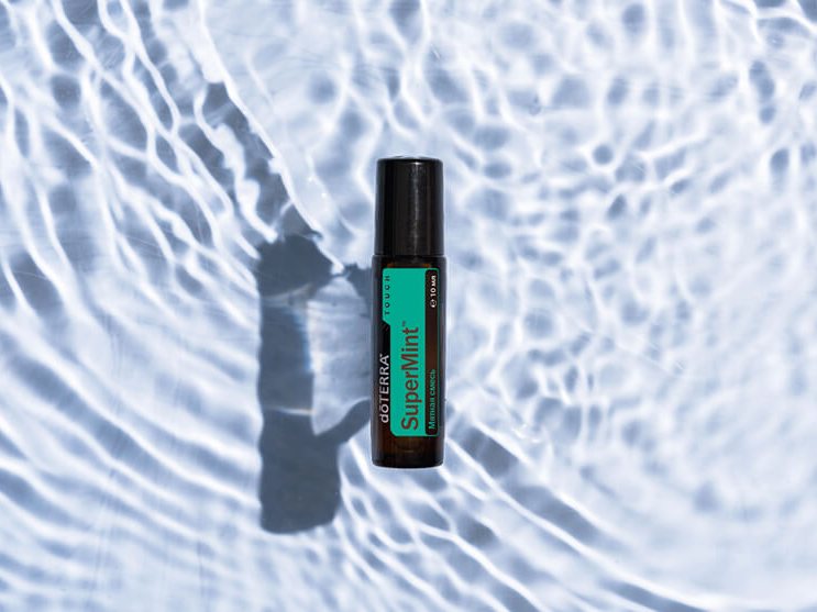 Роллер SuperMint Touch dōTERRA на воде