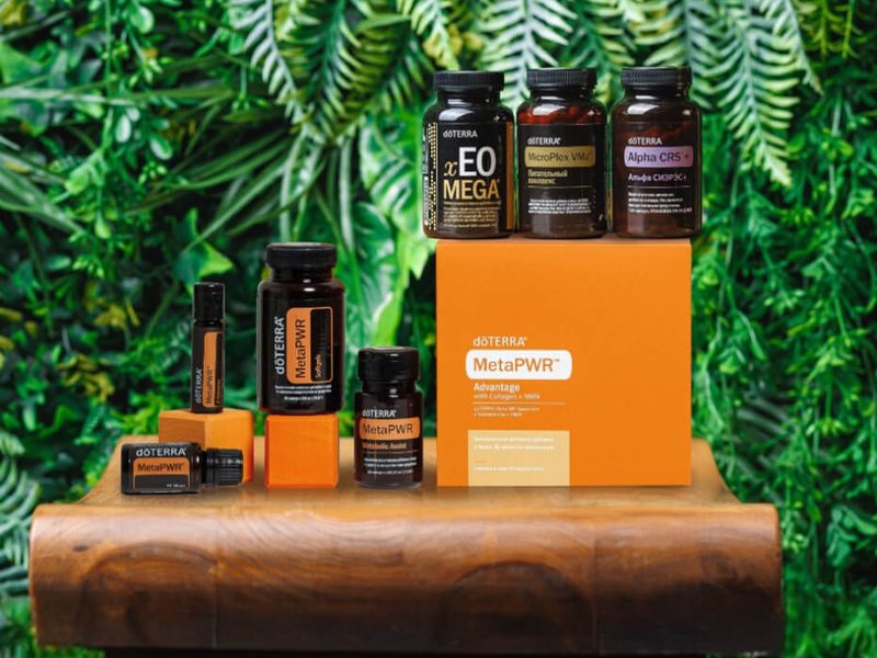 БАДы dōTERRA на деревянной подставке