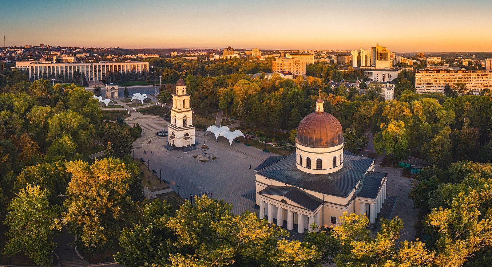Кафедральный собор и Соборный парк Кишинёва с высоты на рассвете