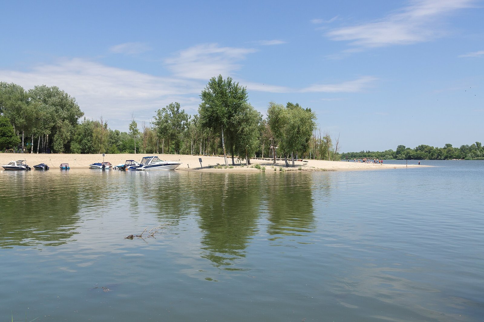 Песчаный пляж на Дону у станицы Багаевской летом