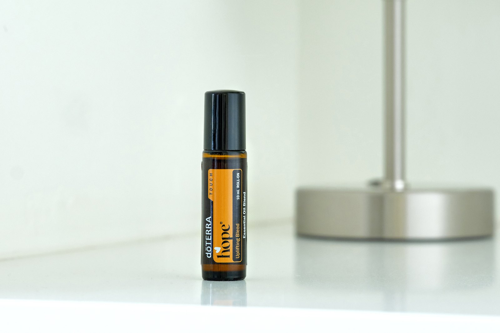 Роллер dōTERRA Hope Touch на белой полке