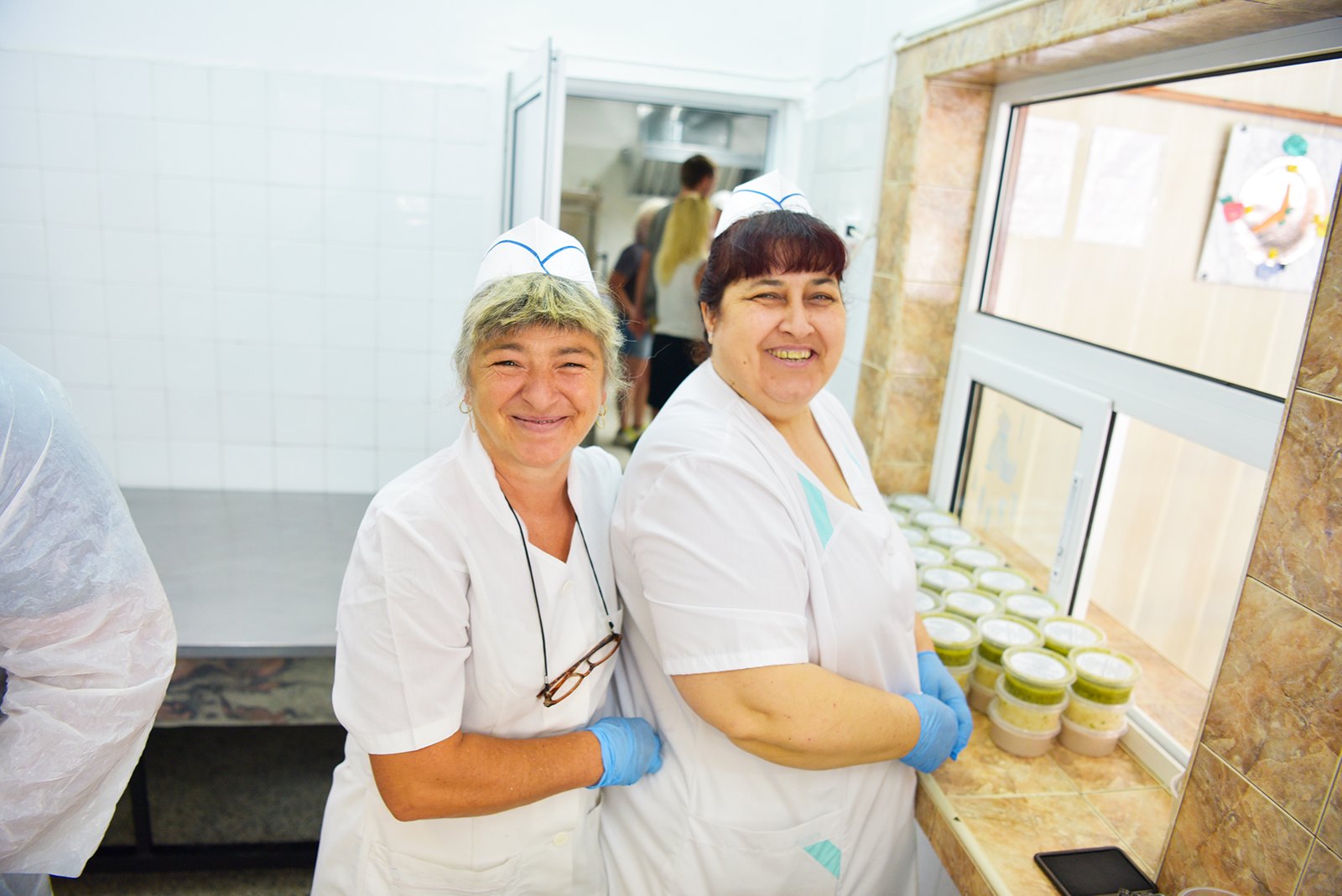 Повара молочной кухни в Добриче с баночками детского питания