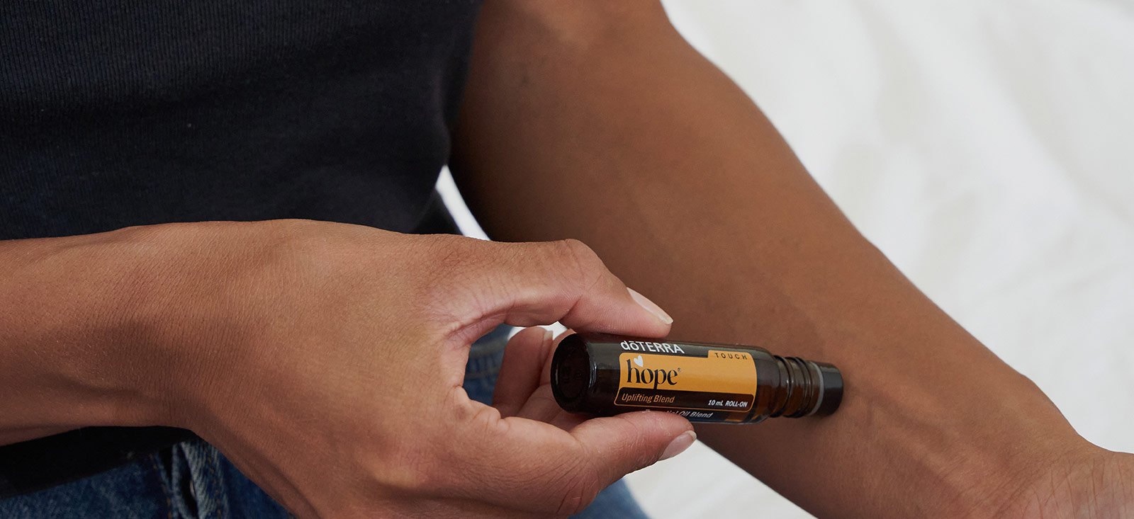 Нанесение смеси dōTERRA Хоуп Touch, вся стоимость которой идёт на борьбу с торговлей людьми
