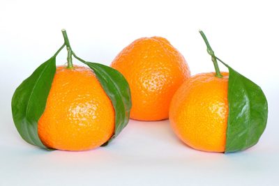 Мандарины с листьями