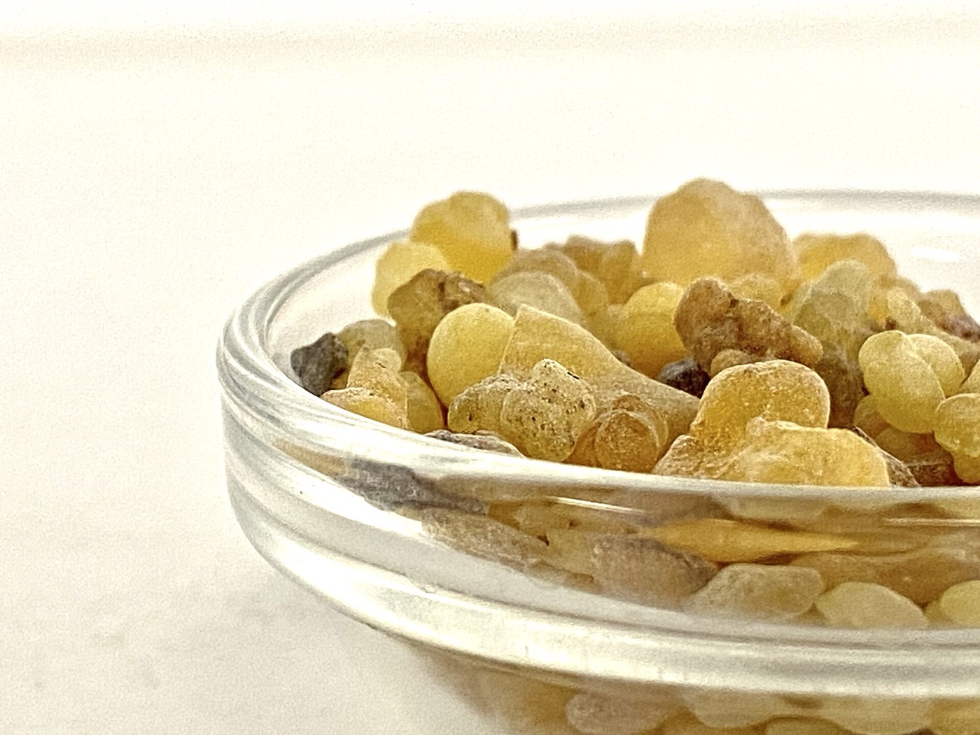 Смола ладана в стеклянной чаше. Масло ладана dōTERRA: состав, 11 способов применения