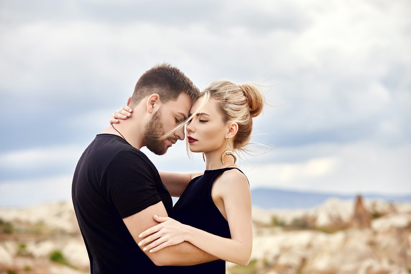 Как платит dōTERRA: маркетинг-план без сложных слов Как платит dōTERRA: маркетинг-план без сложных слов: пара обнимается на фоне гор