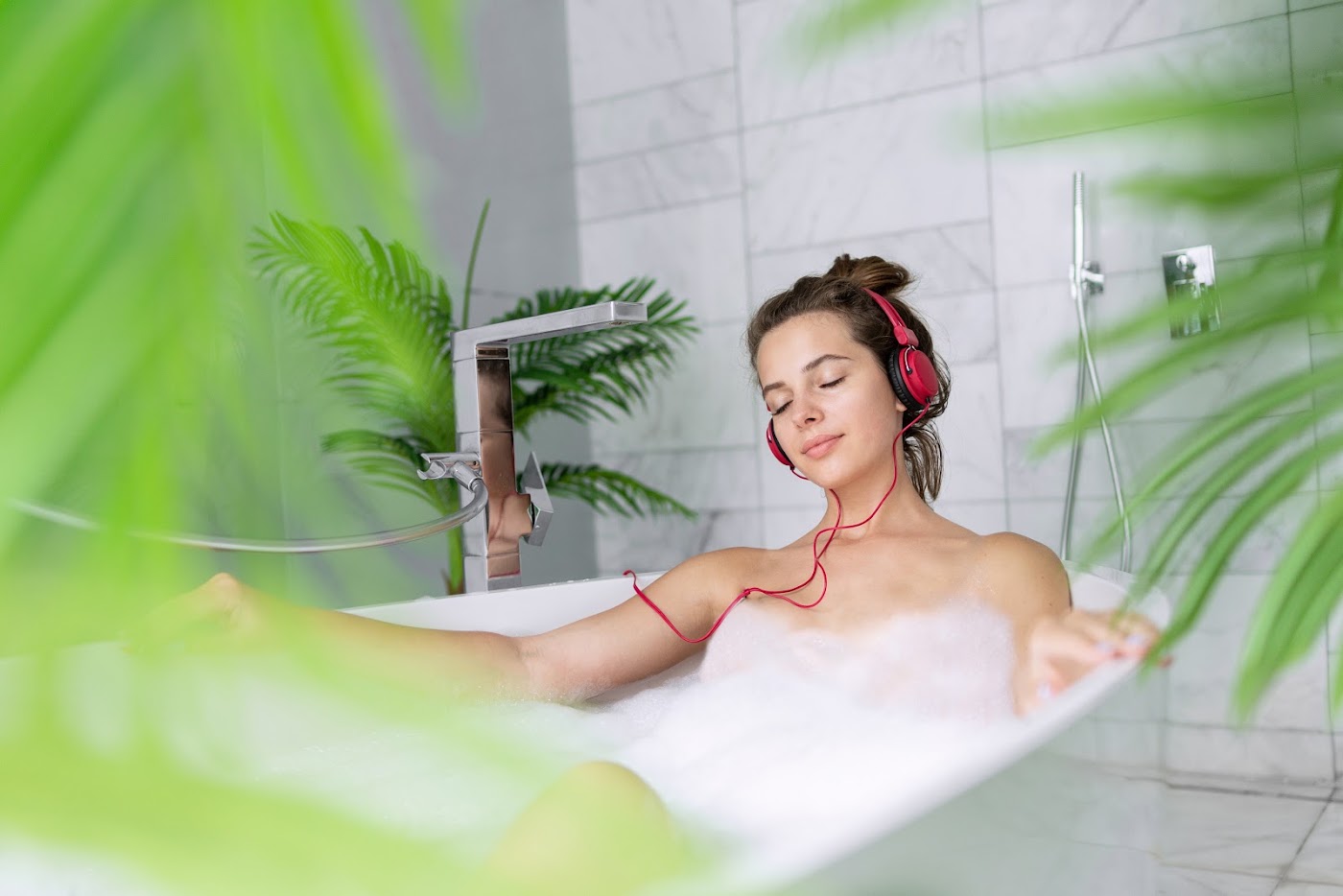 Сибирская пихта dōTERRA: масло из России для отдыха и уюта Сибирская пихта dōTERRA: масло из России для отдыха и уюта: девушка в ванне с пеной и наушниками