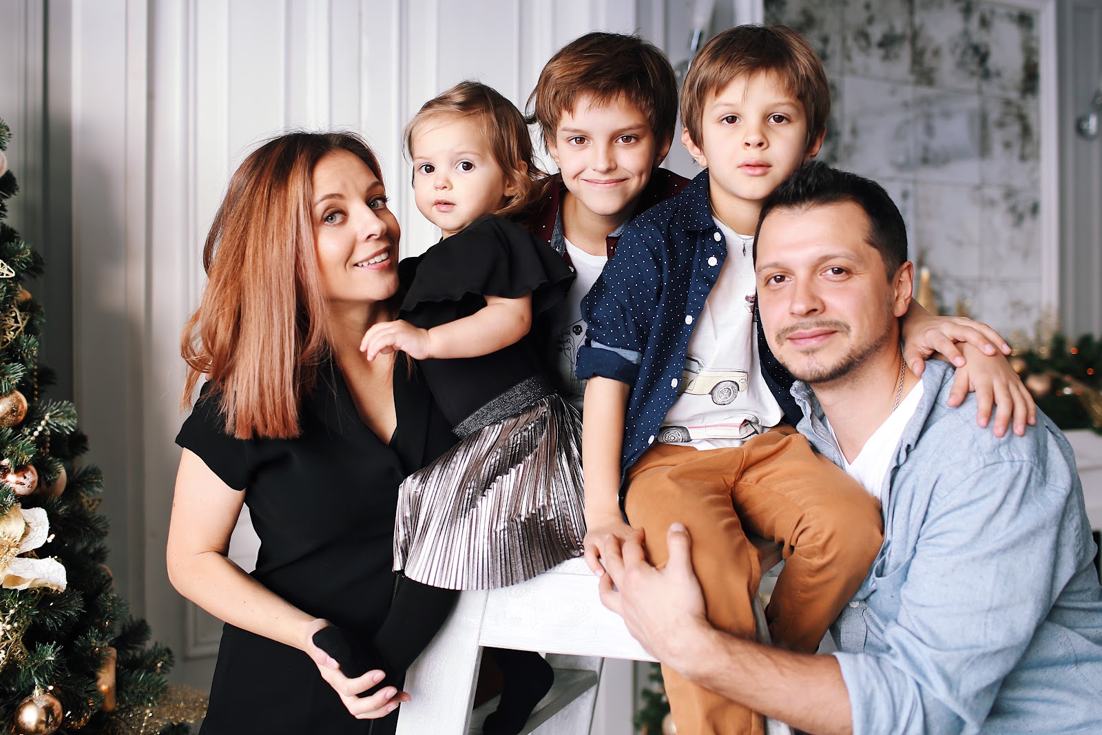 Снова в школу: 4 совета, чтобы ребёнку было легче: большая семья у ёлки