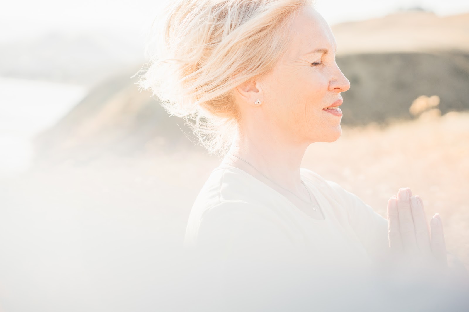 Статус Консультант в dōTERRA: условия и что даёт Статус Консультант в dōTERRA: условия и что даёт: зрелая женщина медитирует в поле