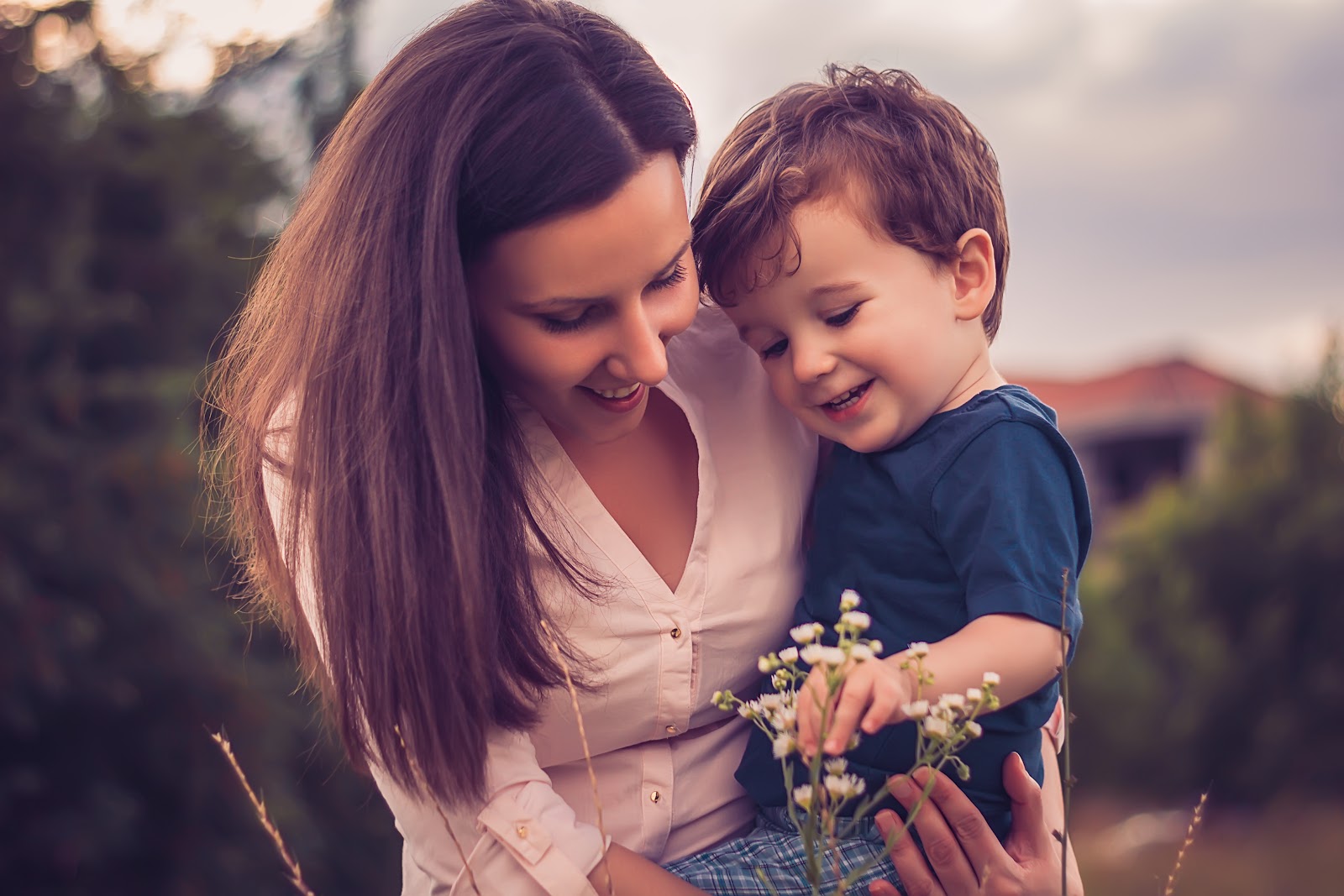 Статус Платина в dōTERRA: условия и что даёт Статус Платина в dōTERRA: условия и что даёт: мама с сыном собирают цветы