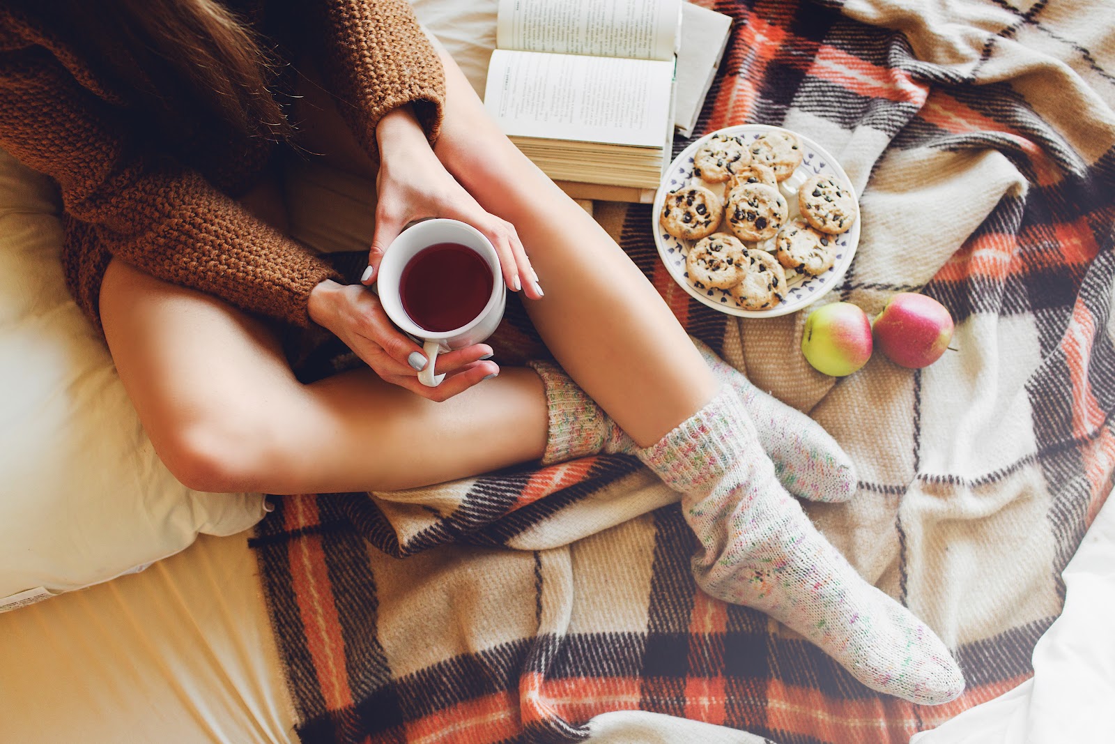 Весенняя уборка с эфирными маслами: 5 рецептов на всю квартиру: плед, чай, печенье и ноги в носках