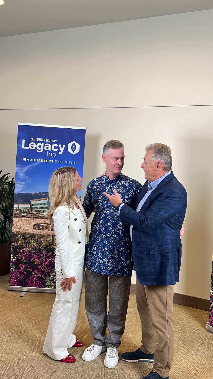Доктор Дэвид Хилл разговаривает с Алексеем Валяевым на Legacy trip в штаб-квартире dōTERRA