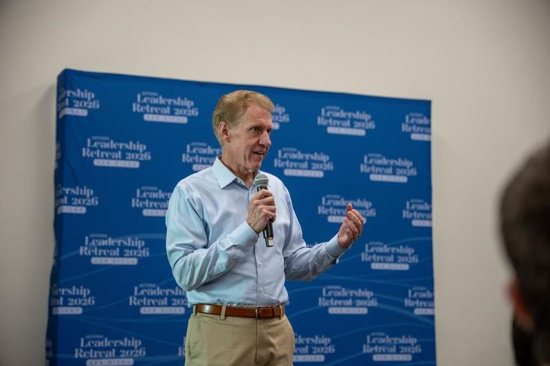 Алексей Валяев и Дэвид Стирлинг, генеральный директор и сооснователь dōTERRA, стоят в обнимку и улыбаются в холле арены