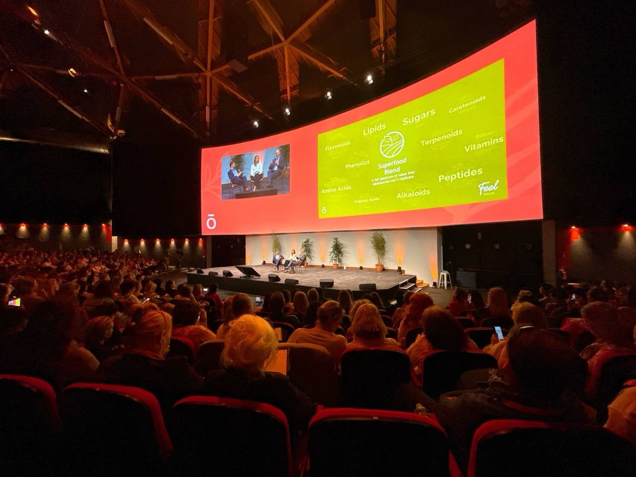 Зал Европейской конвенции dōTERRA 2025 во время выступления