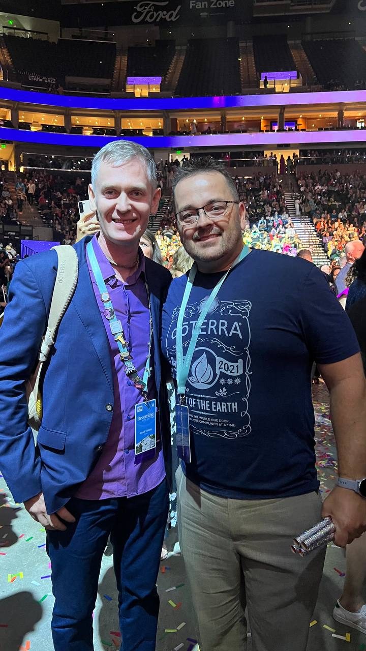 Алексей Валяев с коллегой в зале Глобальной конвенции dōTERRA, сентябрь 2023