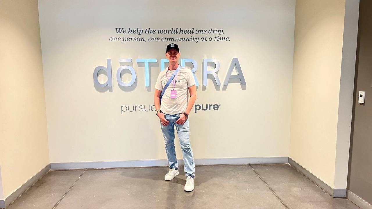 Алексей Валяев у логотипа dōTERRA в головном офисе