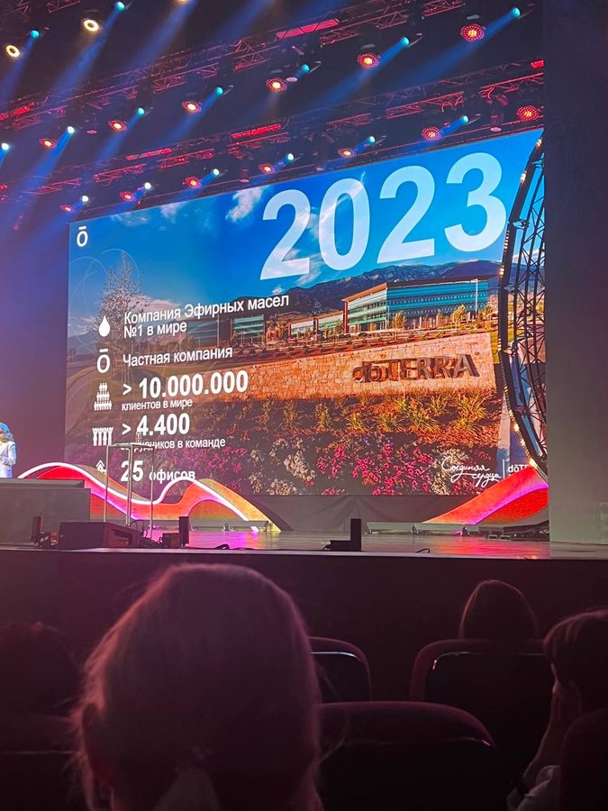 Сцена первой Конвенции dōTERRA Евразия в Москве, май 2023
