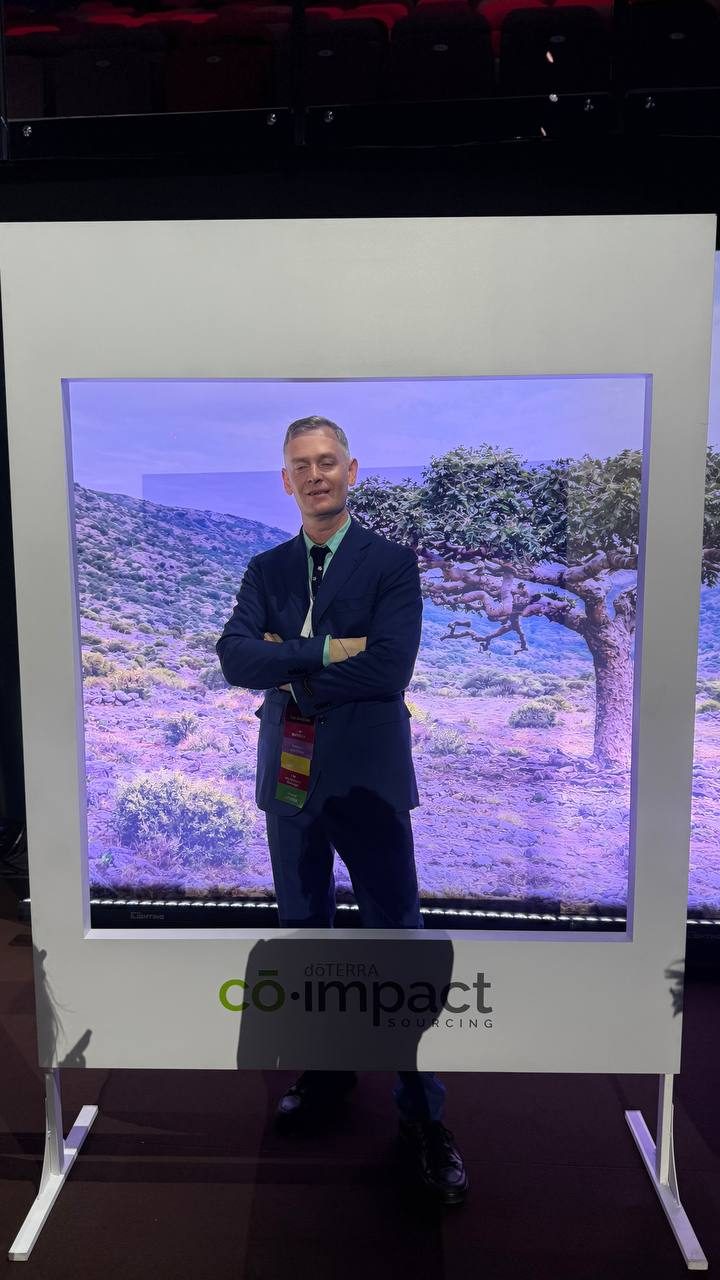Алексей Валяев в фотозоне со-сорсинга на Конвенции dōTERRA 2026