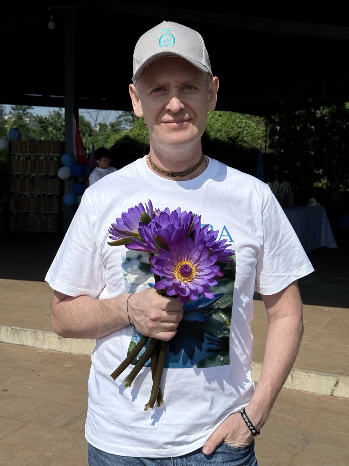 Алексей Валяев с голубым лотосом, Китай