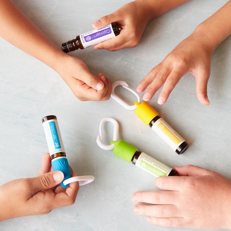 Детские руки с роллерами Детской коллекции dōTERRA с цветными колпачками и карабинами