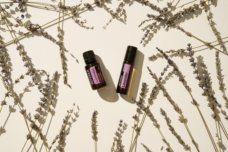 Флакон Лаванда и роллер dōTERRA Лаванда Touch среди сухих веточек лаванды