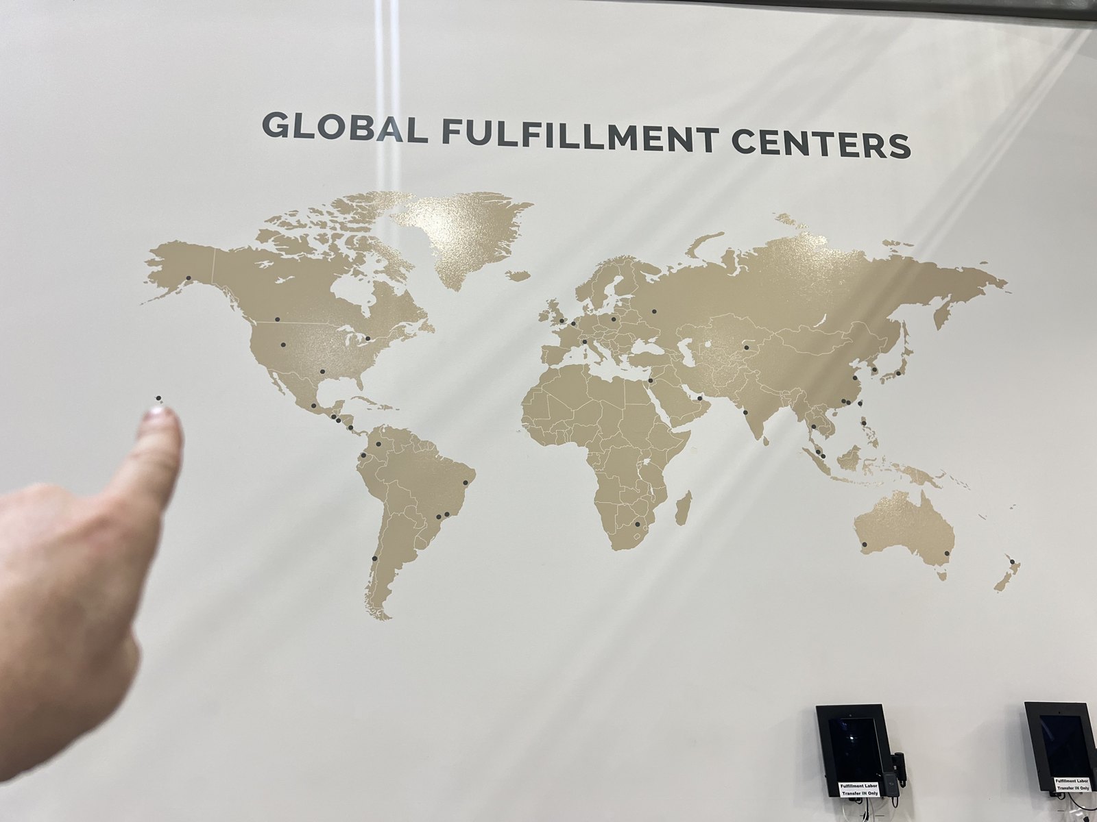 Карта распределительных центров dōTERRA на стене склада в Юте